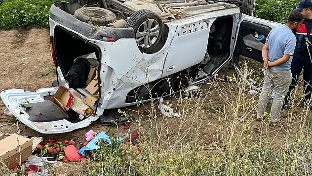 Sivas'ta hafif ticari araç devrildi: 1 ölü, 2 yaralı