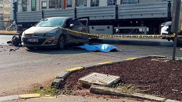 Otomobille çarpışan motosiklet sürücüsü öldü