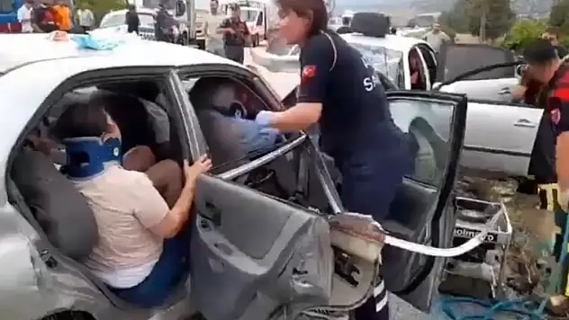 İki otomobil kafa kafaya çarpıştı: 1 ölü, 9 yaralı