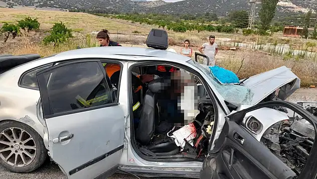 Burdur'da iki otomobi kafa kafaya çarpıştı! 2 ölü, 8 yaralı