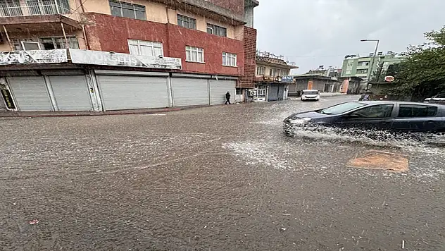 Adana ve Mersin'de sağanak etkili oldu