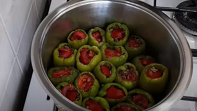 Lezzetine lezzet katıyor! Biber dolmasının bu tarifi şeflerin gizli sırrı olarak biliniyor