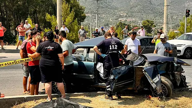 Kavşakta turist transfer minibüsüyle çarpışan otomobilin sürücüsü öldü