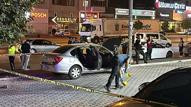 Park halindeki otomobilde otururken silahlı saldırıya uğradılar: 1 ölü, 1 yaralı