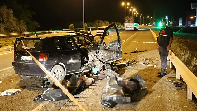 İki otomobil çarpıştı: Anne ve baba öldü, 3 çocuğu ile diğer sürücü yaralandı