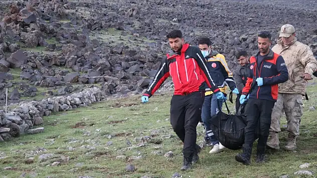 Ağrı Dağı'nda hayatını kaybeden 2 kişinin cenazeleri indiriliyor