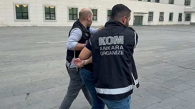 7 yıldır aranan FETÖ firarisi eski polis, gizli bölmede saklanırken yakalandı