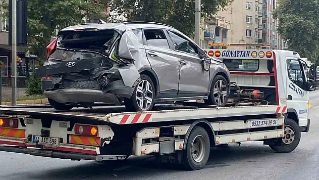 Tır ışıklarda bekleyen otomobillerin arasına daldı! Yaralılar var...