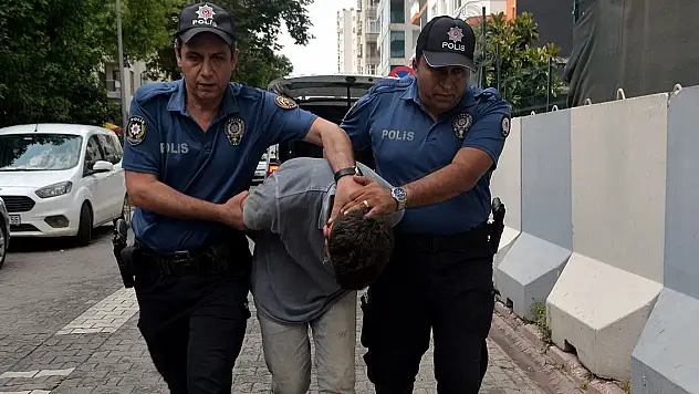 20 yaşında, 53 yıl hapisle aranan firari parkta yakalandı