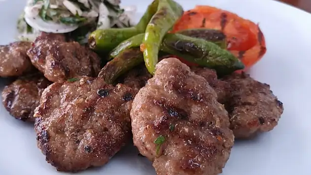 40 yıllık usta köfteci sırrını açıkladı. Yaptığınız köfteler kesinlikle bu yöntemle kurumayacak ve dağılmayacak