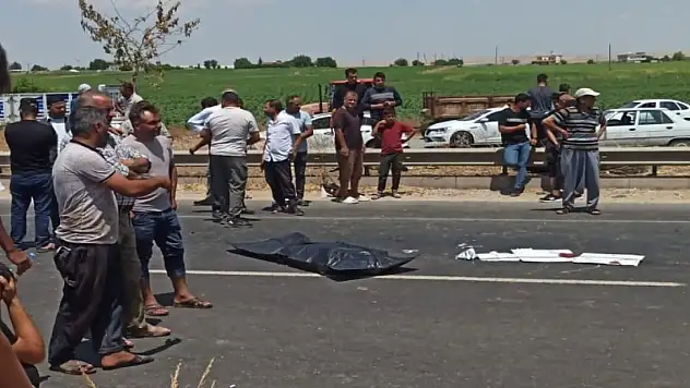 Motosiklet otomobilin altında kaldı: 1 ölü, 1 yaralı