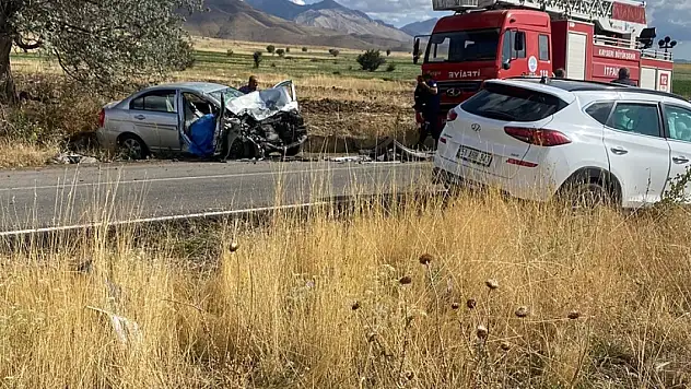 Kayseri'de iki otomobil çarpıştı, 2 kişi öldü, 1 kişi yaralandı