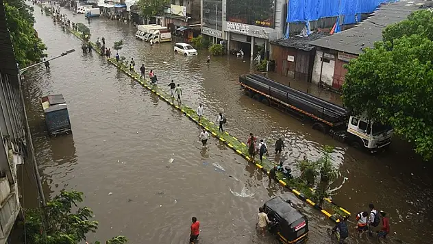 Şiddetli yağışlar sebebiyle 56 kişi öldü