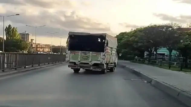 Plakasız kamyonun hareketleri 'pes' dedirtti