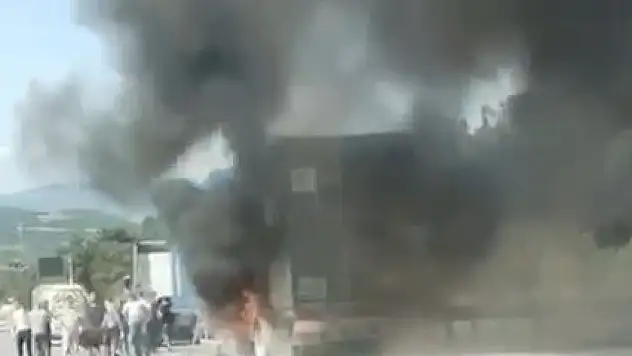 Tırın dorsesi alev alev yandı