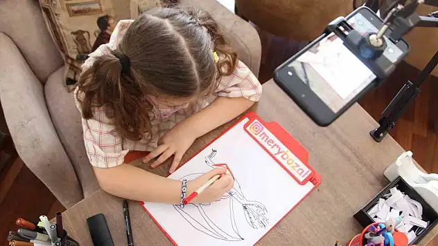 6 yaşındaki Meryem, ressamlara taş çıkartıyor