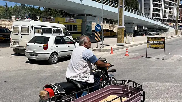 Kapatılan caddede ters yöne giren sürücüler, trafiği tehlikeye soktu