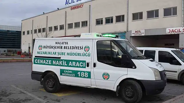 Ambulansın çarptığı kadın öldü