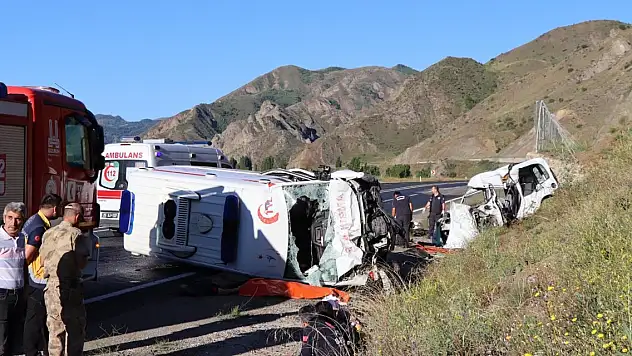 Erzurum'da ambulans ile hafif ticari araç çarpıştı: 4 ölü, 1 yaralı