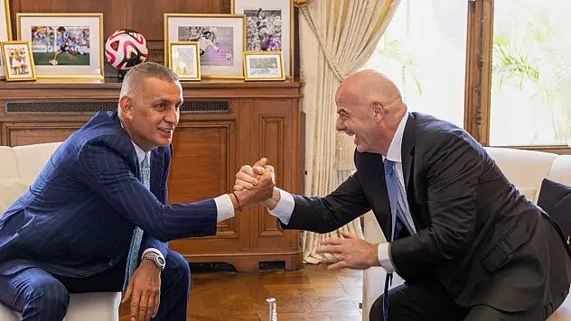 TFF Başkanı Hacıosmanoğlu, Paris'te FIFA Başkanı Infantino ile bir araya geldi