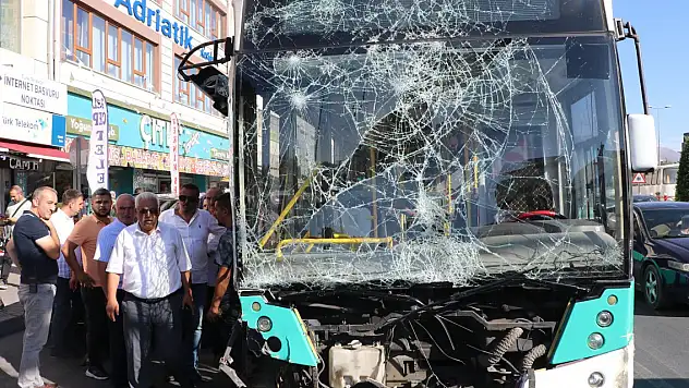 Freni boşalan halk otobüsü, kaldırımda yayalara çarptı