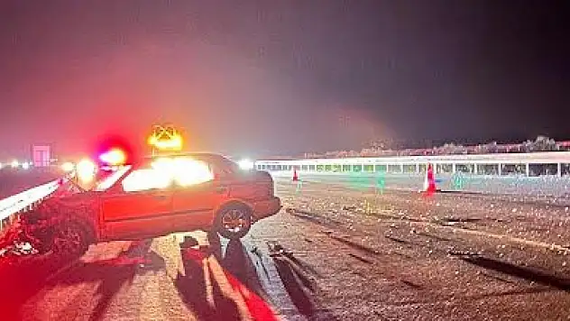 Bariyerlere çarpan otomobilin sürücüsü yola savruldu: 1 ölü, 5 yaralı