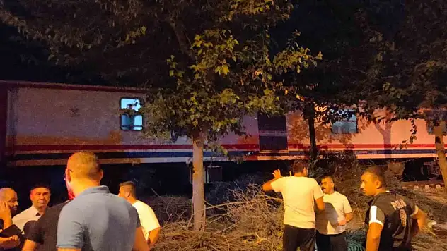 İzmir-Konya seferini yapan yolcu treni yayalara çarptı