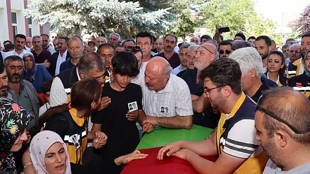 Kazada ölen 2 sağlık çalışanını son yolculuklarına meslektaşları uğurladı