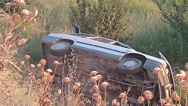 Otomobil dereye uçtu: 3 yaralı