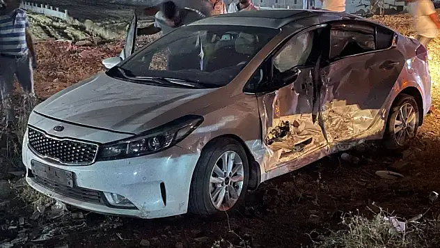 Hafif ticari araç ile otomobil çarpıştı: 8 yaralı