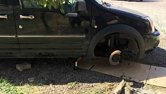 Krikonun boşalması sonucu aracın altında kaldı, ağır yaralandı