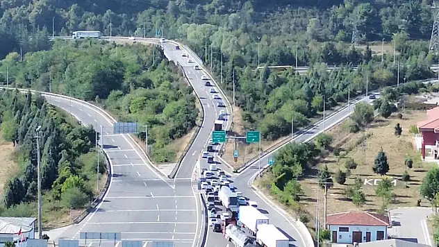 Otoyol kapalı olunca D-100'de kilometrelerce kuyruk oluştu