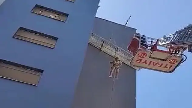 Halatı kopan iskelede asılı kaldı