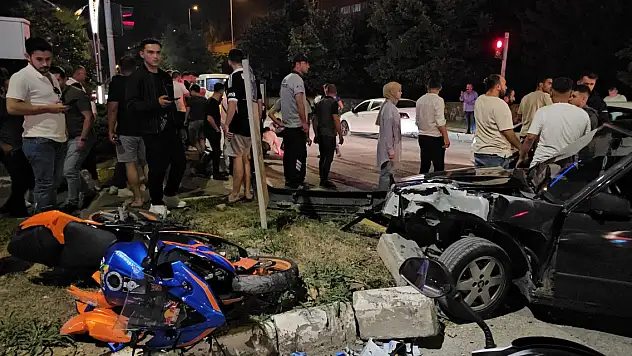Arkadaşlarına yetişmek için kırmızıda geçen ehliyetsiz motosikletli, otomobile çarpıp ağır yaralandı
