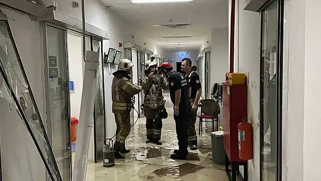 Yeni doğan ünitesinde tavan çöktü