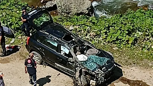 Cip, uçuruma yuvalandı: 2 ölü, 3 yaralı