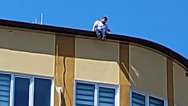 Çatıya çıkan şahıs ekipleri harekete geçirdi
