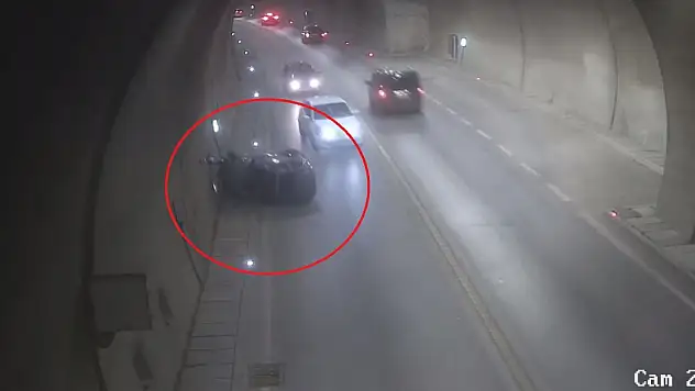 Mini otomobil tünelde duvara çarpıp devrildi