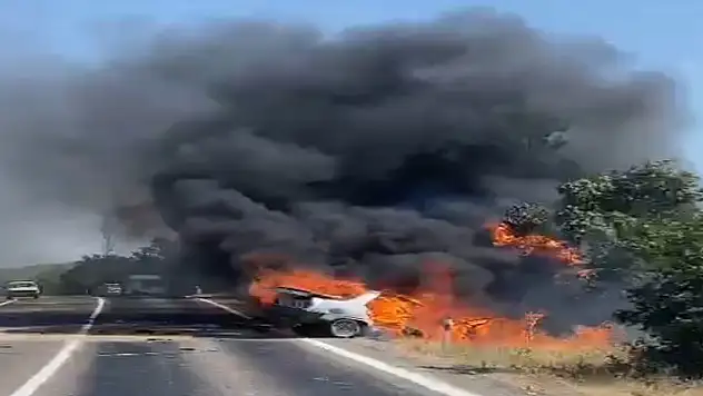 Kaza yapan otomobil alev topuna döndü