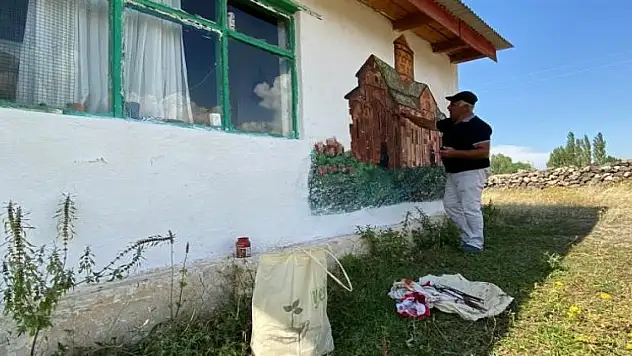 Ani Ören Yeri'ndeki yapıları evinin duvarına çizdi