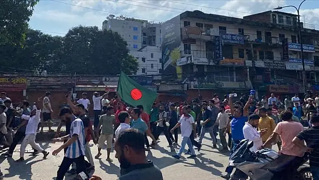 Bangladeş karıştı! Göstericiler, Başbakan Hasina'nın resmi konutuna girdi