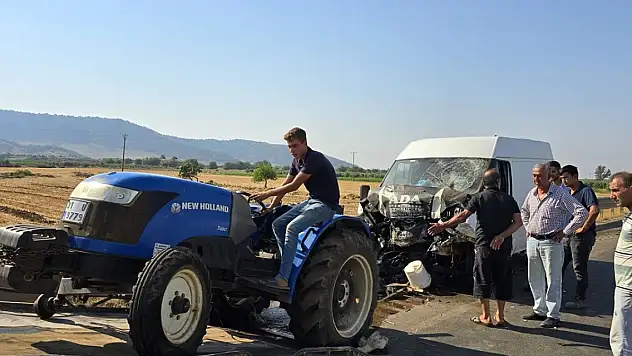 Traktörle minibüs çarpıştı: 1 ölü, 2 yaralı