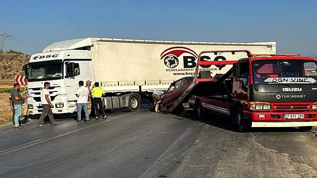 Gaziantep'te TIR'a çarpan otomobildeki 4 kişi yaralandı