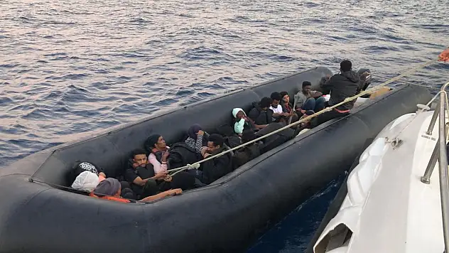 İzmir açıklarında, 115 düzensiz göçmen yakalandı