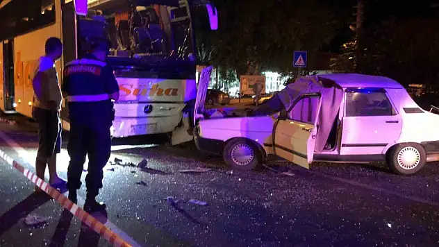 Moladan çıkan otobüs karşı şeride geçip otomobile çarptı: 1 ölü