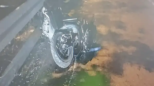 Refüjdeki bariyere çarpan motosikletin sürücüsü Yusuf, hayatını kaybetti