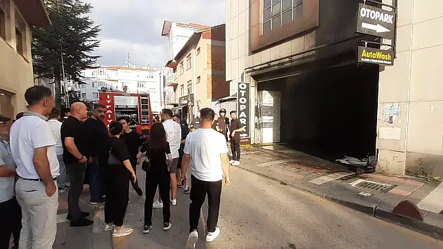 Bolu'da, AVM otoparkının girişindeki yangın söndürüldü