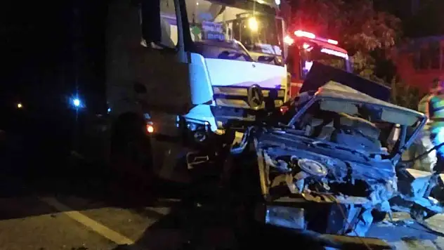 Kaza yapan otomobillere tır çarptı: 1 ölü, 1 yaralı