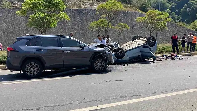İki otomobil kavşakta çarpıştı: 1 ölü, 6 yaralı