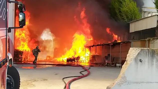 Bursa'da koli ambalaj üretimi yapan fabrikada çıkan yangın lastik fabrikasına da sıçradı